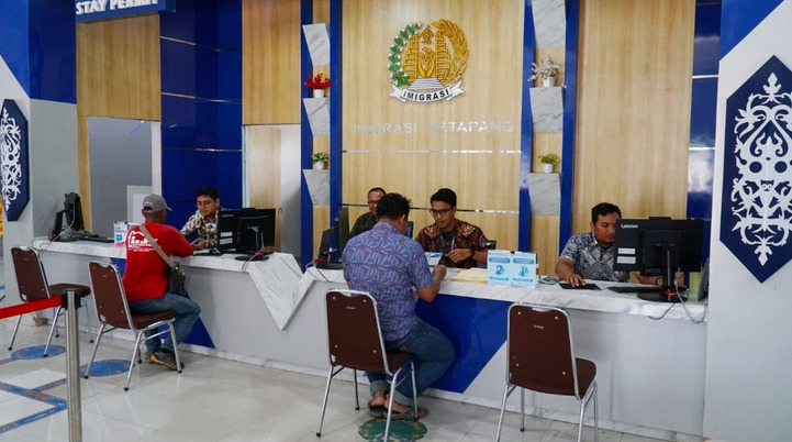 Petugas Imigrasi Kayong Utara melayani pemohon